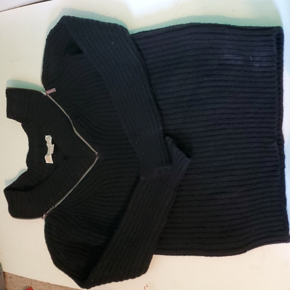 MICHAEL Michael Kors Black V-Neck Sweater - Picture 6 of 7